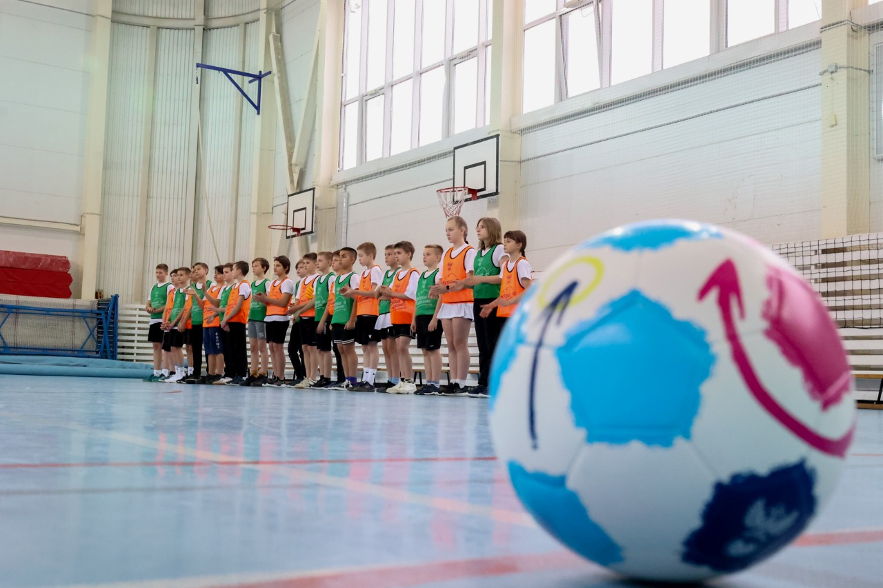 Игроки футбольного клуба «Ленинградец» поддержали проект «Футбол в школе»